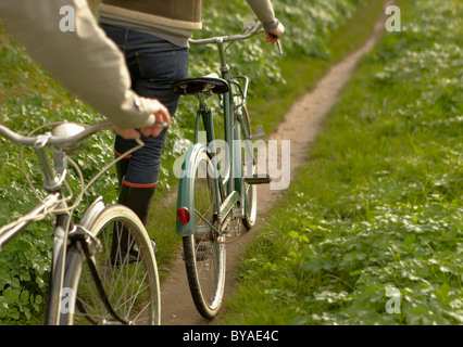 En poussant quelques vieux vélos, close-up Banque D'Images
