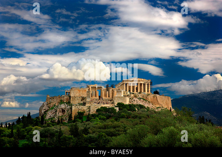 Le Parthénon et le Propylaea sur l'acropole d'Athènes, c'est sous un ciel nuageux, Banque D'Images