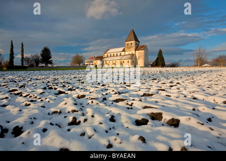 Église de l'île de Reichenau dans la lumière du soir sur le lac de Constance, Bade-Wurtemberg, Allemagne, Europe Banque D'Images