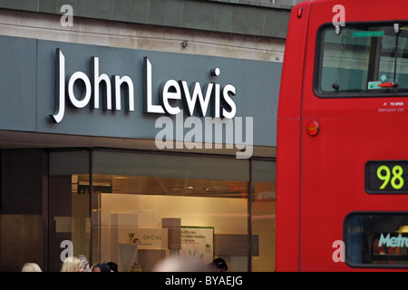 L'un des signes de John Lewis sur leur magasin à Oxford Street, Londres, Angleterre, et une partie d'un passant London bus rouge Banque D'Images