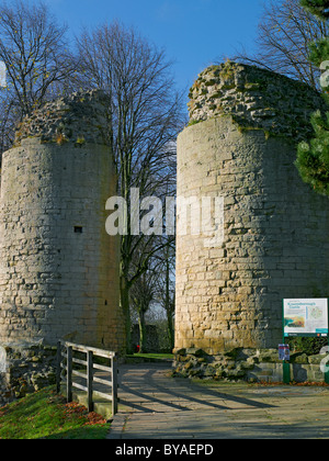 L'entrée de l'East Gate au château de Knaresborough ruine les ruines en automne Knaresborough North Yorkshire Angleterre Royaume-Uni GB Grande-Bretagne Banque D'Images