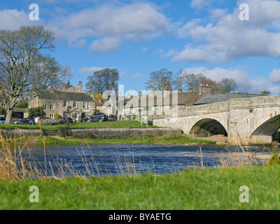 Village de Burnsall et pont traversant la rivière Wharfe à l'automne inférieur Wharfedale Yorkshire Dales North Yorkshire Angleterre Royaume-Uni GB Grande-Bretagne Banque D'Images