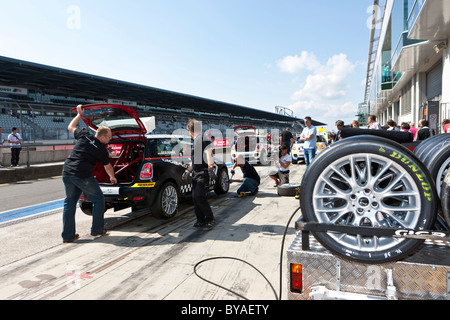 Changement de pneus, la race des Mini Coopers, mini-défi à l'Oldtimer Grand Prix 2010, une course de voiture classique Banque D'Images