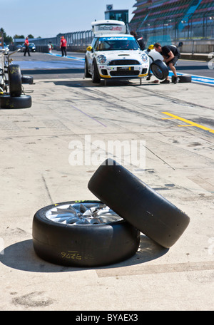 Changement de pneus, la race des Mini Coopers, mini-défi à l'Oldtimer Grand Prix 2010, une voiture classique race course Nürburgring Banque D'Images