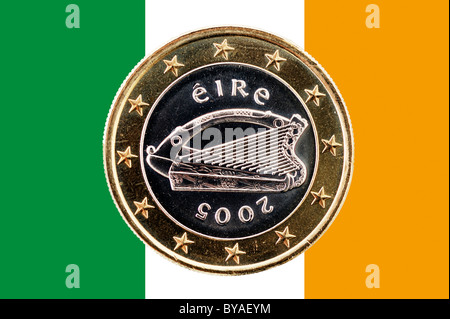 Une pièce en euro irlandais sur le drapeau de l'Irlande, l'image symbolique pour le déficit national de l'Irlande Banque D'Images