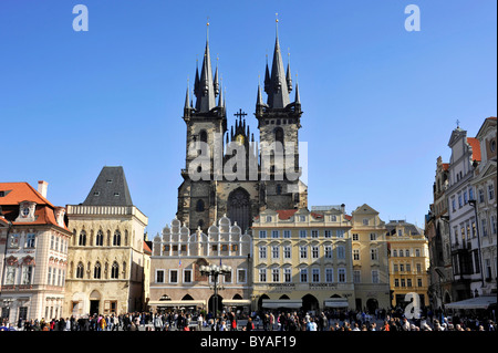 Stone Bell House, l'école, l'église de Tyn Tyn, Place de la vieille ville, quartier historique, Prague, la Bohême, République Tchèque, Europe Banque D'Images