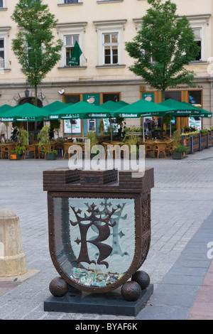 Skarbonka, Tirelire, une tirelire en forme de blason de Cracovie, Rynek Glowny, la place du marché, le quartier historique Banque D'Images
