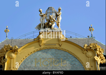 Statues de l'Art Nouveau sur le pignon de la Grand Hotel Europa, Wenceslas Square, Prague, la Bohême, République Tchèque, Europe Banque D'Images