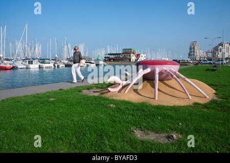 Vue sur Port de plaisance et les immeubles d'en face avec une sculpture d'un crabe, Breskens, Pays-Bas Banque D'Images