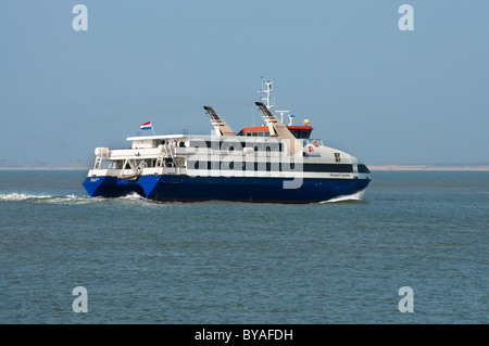 Ferry traversant le néerlandais de l'Escaut occidental entre Breskens et Vlissingen, Pays-Bas Banque D'Images