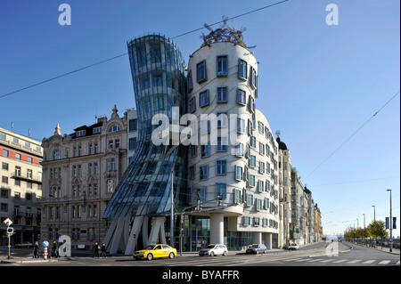 Maison dansante ou Ginger et Fred, par Frank Gehry, Prague, la Bohême, République Tchèque, Europe Banque D'Images