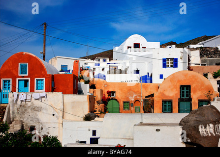 Santorin, maisons colorées de Foinikia village, un "secret caché" très proche de la beaucoup plus célèbre et 'flashy' village de Oia Banque D'Images