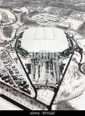 Vue aérienne, le stade de football Veltins-Arena, également connu sous le nom de Schalke Arena Stadium, avant que le toit a été endommagé par la neige Banque D'Images