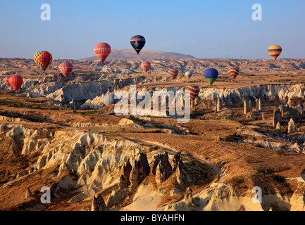 Vol en montgolfière au-dessus de la spectaculaire paysage de Cappadoce, Turquie. Dans cette photo, volant au-dessus de la vallée de l'amour. Banque D'Images