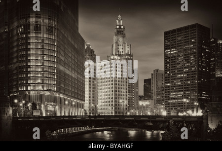 Noir et blanc, sépia, photo de nuit, IRV Kupcinet, boucle de la rivière Bridge, Skyline, tour Trump International, Wrigley Building Banque D'Images