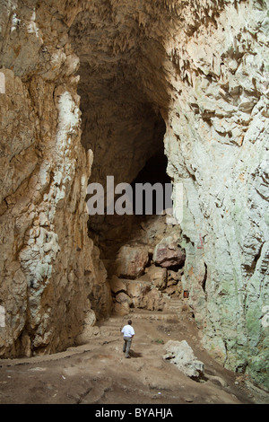 Dans l'homme Petnicka Pecina Petnica Grotte Grotte Abstract Banque D'Images