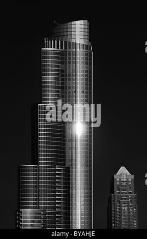 Noir, blanc, d'une tour à bureau Central Park - Un musée Park, Chicago, Illinois, États-Unis d'Amérique, USA, Amérique Latine Banque D'Images