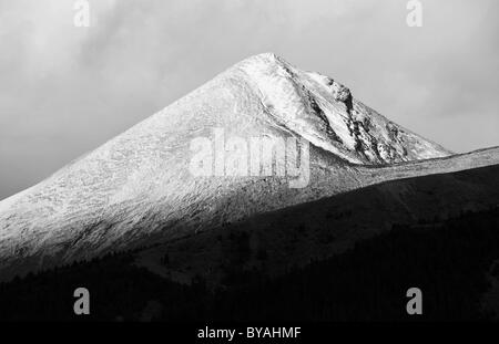 Le noir et blanc, la neige pointe Samson et de naufrage, la Montagne de la vallée de la Maligne, parc national Jasper, Rocheuses, Alberta, Canada Banque D'Images