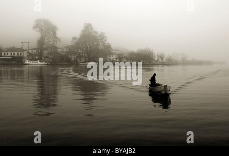 L'un des habitants du village sur l'île de lac Pamvotis, se dirige vers la rive du Drabatova. Ioannina, Grèce Banque D'Images