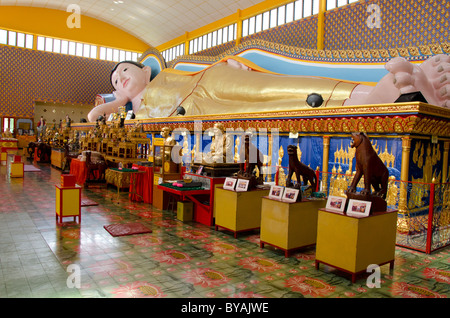 La Malaisie, île de Penang. Temple bouddhiste thaïlandais (aka Wat Chaiyamangalaram), 4ème plus grand Bouddha couché au monde. Banque D'Images