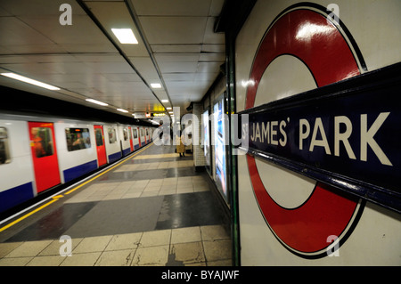 St James' Park Underground Tube Station, London, England, UK Banque D'Images