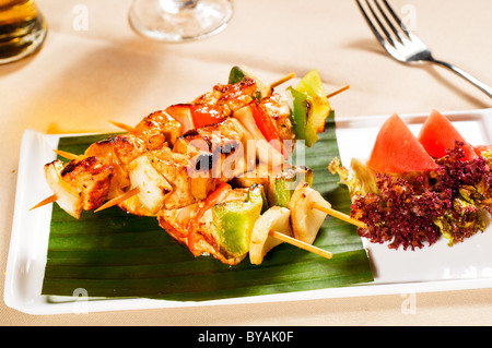 Brochettes de poulet et légumes frais sur une feuille d'un palmier thai style Banque D'Images