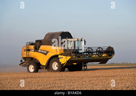New Holland CX880 moissonneuse batteuse au travail dans l'Oxfordshire en Angleterre. JMH4738 Banque D'Images