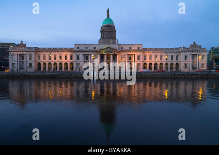 Le Custom House à Dublin la nuit, observées à travers la rivière Liffey Banque D'Images