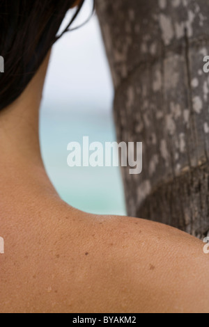 IMAGE ABSTRAITE D'UNE FEMME REGARDANT LA MER Banque D'Images