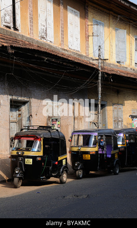 Scène de rue avec les Tuk Tuks attendent fares Mattancherry, Cochin, Kerala, Inde Banque D'Images