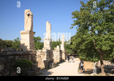 Des statues de serpent géant à queue et tritons en face de l'odéon d'Agrippa, l'Agora, Athènes, Grèce Banque D'Images