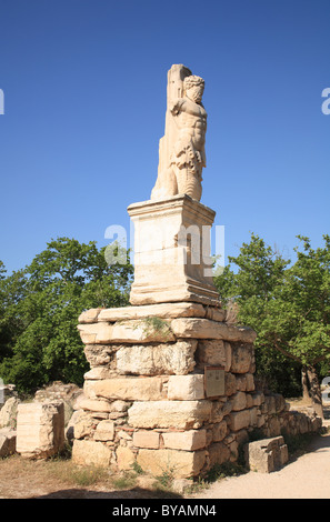 Des statues de serpent géant à queue en face de l'odéon d'Agrippa, l'Agora, Athènes, Grèce Banque D'Images