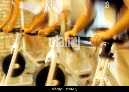 Le vélo de spinning en action. Banque D'Images