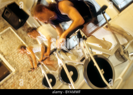 Le vélo de spinning en action. Banque D'Images