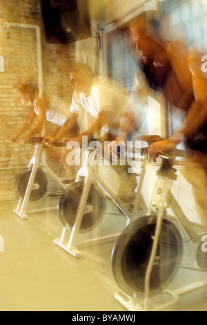 Le vélo de spinning en action. Banque D'Images