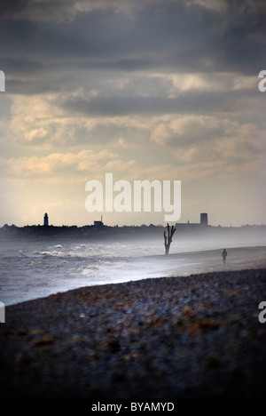 Seule figure la marche sur la plage au Suffolk covehithe Banque D'Images