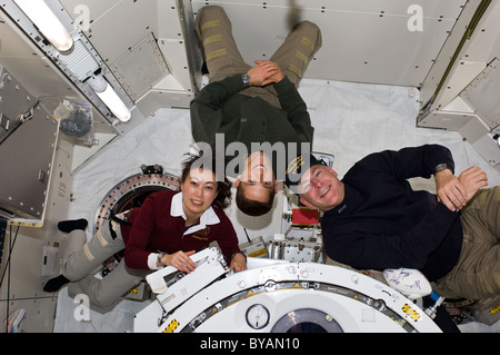 Les astronautes à l'intérieur de la Station spatiale internationale Mission 131 12 Avril 2010 Banque D'Images