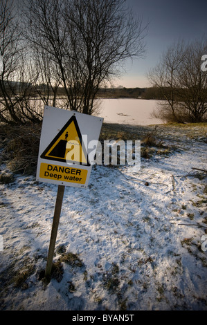 L'eau profonde à côté de lac gelé Banque D'Images