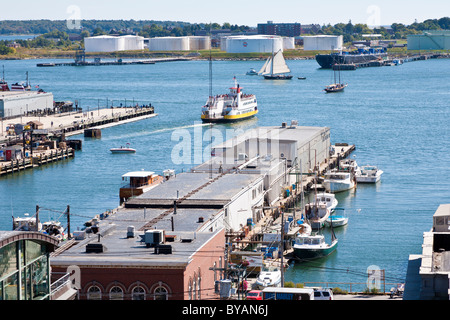 Ferry quitte le port sur la baie de Casco à Portland, Maine Banque D'Images