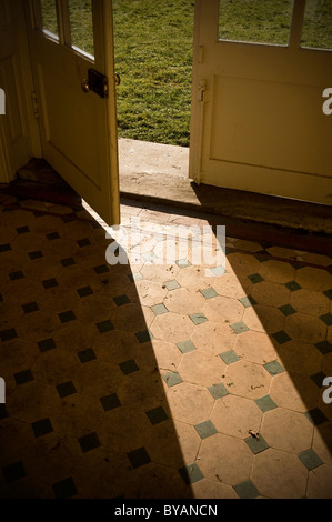 Ouvrez la porte avec l'arbre de la lumière du soleil Banque D'Images