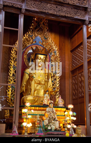 La Malaisie, île de Penang. Temple de Kek Lok Si, le plus grand temple en Asie du sud-est. Golden Buddha shrine. Banque D'Images