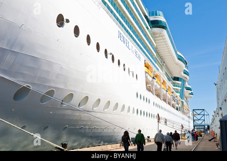 Royal Caribbean Cruise les passagers de retour au bateau après une journée au port de Portland, Maine Banque D'Images