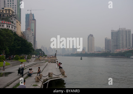 Promenade de la rivière des perles sur un jour smogy à Guangzhou (Chine) Banque D'Images