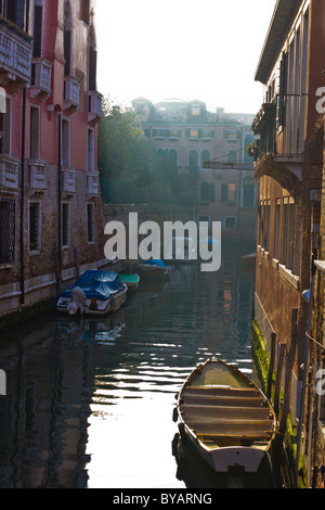 Bateaux amarrés dans le Canal de Venise Banque D'Images