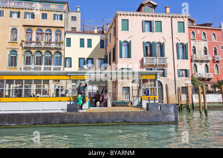 Saint Silvestro Vaporetto (bateau bus terminal) à Venise Banque D'Images