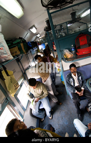 Un regard de l'intérieur dans un compartiment de train de base en Inde. Banque D'Images