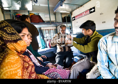 Un regard de l'intérieur dans un compartiment de train de base en Inde. Banque D'Images