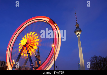 Grande roue en mouvement avec la tour de télévision, Alexanderplatz, Berlin, Germany, Europe Banque D'Images