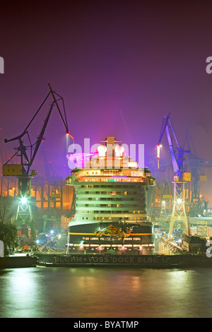 Navire, cruiser, grand paquebot de croisière "Disney Dream' dans le dock 17 dans le port de Hambourg à Elbe la nuit, Blohm et Voss shipyard Banque D'Images