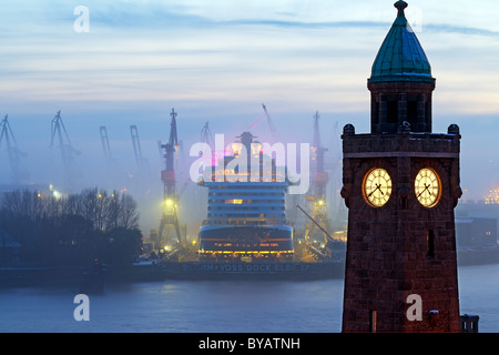 Navire, cruiser, un paquebot de croisière "Disney Dream' dans le dock 17 dans le port de Hambourg à l'Elbe dans la lumière du soir brumeux, Blohm et Voss Banque D'Images